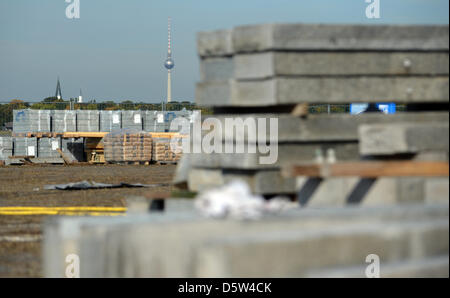 Lastre Ggranite sedersi al campo di Tempelhof di Berlino, Germania, 02 ottobre 2012. Un nuovo impianto per skateboarders viene costruito qui dal vecchio pietre di granito del Palazzo della Repubblica. I bambini sono ammessi a partecipare alla costruzione sotto la supervisione. Foto: BRITTA PEDERSEN (ATTENZIONE: per solo uso editoriale in connessione con la relazione sulla costruzione di skate park. Foto Stock