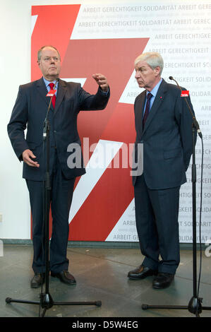 Peer Steinbrueck (L-R), SPD cancelliere designato candidato per il tedesco elezioni federali nel 2013 e Presidente della Federazione dei sindacati tedeschi (DGB) Michael Sommer tenere una conferenza stampa a Berlino (Germania), 02 ottobre 2012. Il DOCUP leadership visitato Sommer presso il DGB sede a Berlino. Foto: MARC TIRL Foto Stock