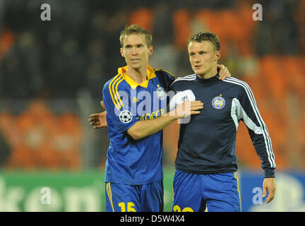 Borisov's Aleksandr Hleb e vitali Rodionov (R) durante la Champions League Gruppo F partita di calcio tra FC Bate Borisov e FC Bayern Monaco presso la dinamo stadium di Minsk, Bielorussia, 02 ottobre 2012. Foto: Andreas Gebert dpa +++(c) dpa - Bildfunk+++ Foto Stock