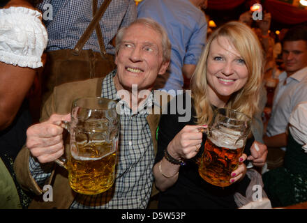 Noi attore Brad Harris pone con sua figlia Sabrina Calley (r) all'Ippodromo tenda sull'area dell'Oktoberfest a Monaco di Baviera, Germania, il 2 ottobre 2012. L'Oktoberfest è tenuto ad essere il più grande del mondo folk fiera del divertimento e si svolge dal 22 Settembre fino al 7 ottobre 2012. Foto: Felix Hoerhager Foto Stock