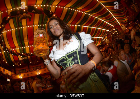 La stella di Hollywood-allenatore Ramona Braganza pone all'Ippodromo tenda sull'area dell'Oktoberfest a Monaco di Baviera, Germania, il 2 ottobre 2012. L'Oktoberfest è tenuto ad essere il più grande del mondo folk fiera del divertimento e si svolge dal 22 Settembre fino al 7 ottobre 2012. Foto: Felix Hoerhager Foto Stock