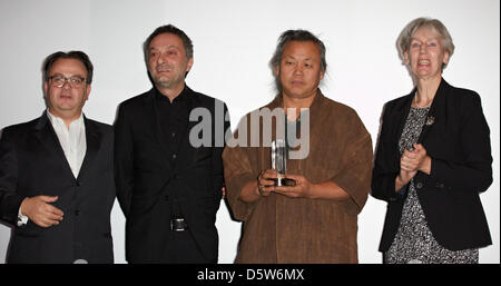 Direttore della Hamburg Film Festival, Albert Wiederspiel (L-R), autore Feridun Zaimoglu, della Corea del Sud, il direttore e laureate Kim Ki-duk e Amburgo il senatore per la cultura Barbara Kisseler posa per foto durante la presentazione del Douglas Sirk Premio ad Amburgo, Germania, 04 ottobre 2012. Kim Ki-duk ha ricevuto il premio per il suo film "Pieta'. Foto: Georg Wendt Foto Stock