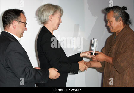 Direttore della Hamburg Film Festival, Albert Wiederspiel (L-R) e Amburgo il senatore per la cultura Barbara Kisseler presente il Douglas Sirk premio al sud regista coreano Kim Ki-duk ad Amburgo, Germania, 04 ottobre 2012. Kim Ki-duk ha ricevuto il premio per il suo film "Pieta'. Foto: Georg Wendt Foto Stock