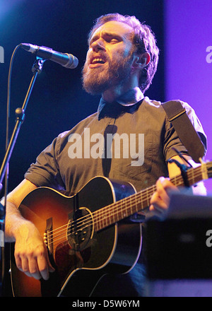 Musicista irlandese James Vincent McMorrow esecuzione presso la Royal Festival Hall presso il centro di Southbank Londra Inghilterra - 15.02.12 Foto Stock