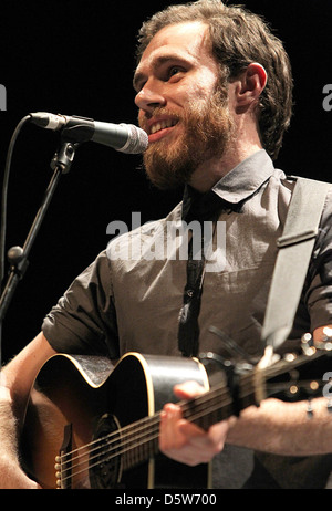 Musicista irlandese James Vincent McMorrow esecuzione presso la Royal Festival Hall presso il centro di Southbank Londra Inghilterra - 15.02.12 Foto Stock