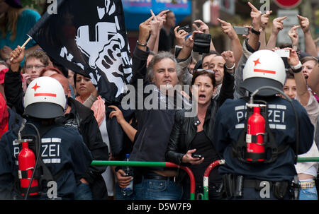 Neonazis prendere parte in una dimostrazione di marzo nella città di Goeppingen, Germania, 6 ottobre 2012. La città aveva proibito il marzo, ma aveva perso in ultima istanza dinanzi alla Corte di amministrazione a Mannheim, Germania. Foto: Marijan Murat Foto Stock