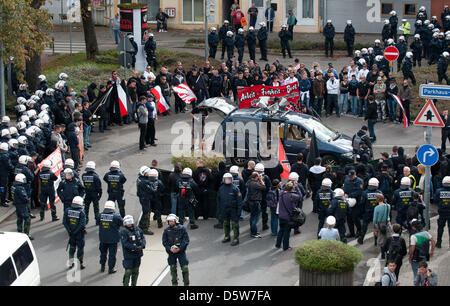 Neonazis prendere parte in una dimostrazione di marzo nella città di Goeppingen, Germania, 6 ottobre 2012. La città aveva proibito il marzo, ma aveva perso in ultima istanza dinanzi alla Corte di amministrazione a Mannheim, Germania. Foto: Marijan Murat Foto Stock