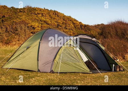 Tenda a cupola si accamparono nel campo per il campeggio selvaggio in grandi spazi aperti con sportello anteriore aperto che mostra interno Foto Stock