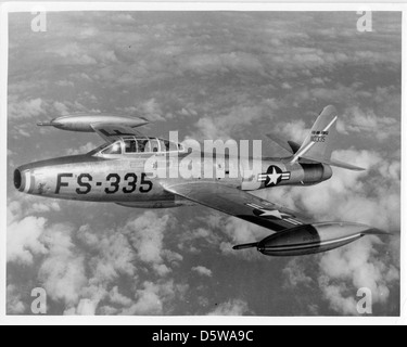 Il Republic F-84G-16-RE Thunderjet, noto per il suo ruolo nei bombardamenti tattici e nelle missioni di supporto aereo, è visto con il 9th Fighter Bomber Squadron (FBS) 'Flying Knights' del 49th Fighter-Bomber Wing (FBW). Fu un aereo chiave durante l'inizio della Guerra fredda, in particolare in Corea e in Europa. Foto Stock