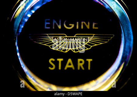 Aston Martin pulsante start in una Vantage V8 Foto Stock