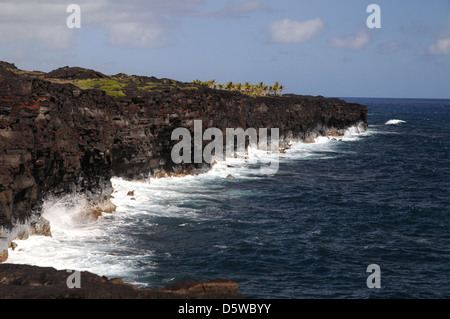 Lava scogliere del mare alla fine della catena di crateri Road nel Parco Nazionale dei Vulcani, Big Island delle Hawaii. Foto Stock