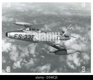 Il Republic F-84G-16-RE Thunderjet era un caccia-bombardiere statunitense utilizzato per le missioni di attacco al suolo durante la guerra di Corea, equipaggiato con propulsione a getto per operazioni di combattimento ad alta velocità. Foto Stock