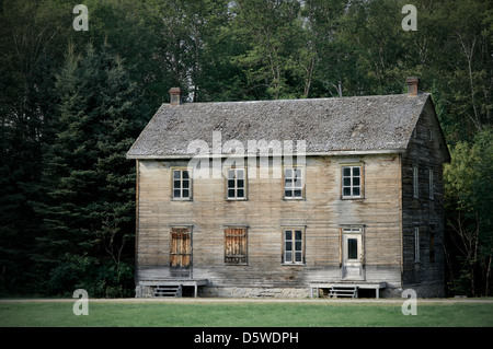 Grande cupo haunted house tra alberi di scuro. Foto Stock