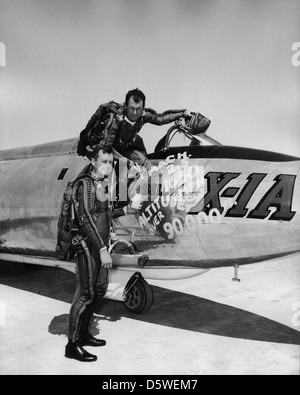 La NASA-Charles 'Chuck' Elwood Yeager e il Mag. Arthur 'kit' Murray dopo il volo record nella campana X-1A. Foto Stock