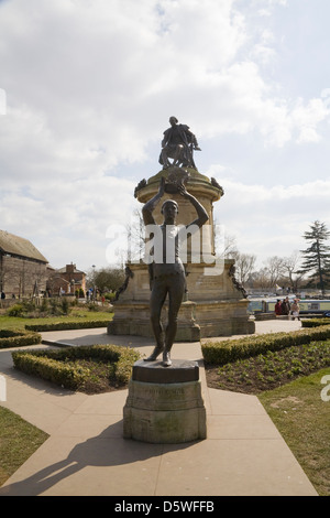 Stratford upon Avon Warwickshire Inghilterra Statua del Principe Hal davanti a William Shakespeare memorial in Bancroft Gardens Foto Stock