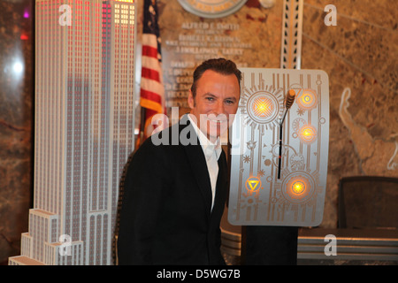 Wedding Planner Colin Carmagnola attrice Holly Robinson Peete e la NFL Star Rodney Peete luce l'Empire State Building in hor di Foto Stock