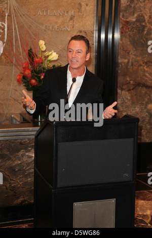 Wedding Planner Colin Carmagnola attrice Holly Robinson Peete e la NFL Star Rodney Peete luce l'Empire State Building in onore di Foto Stock