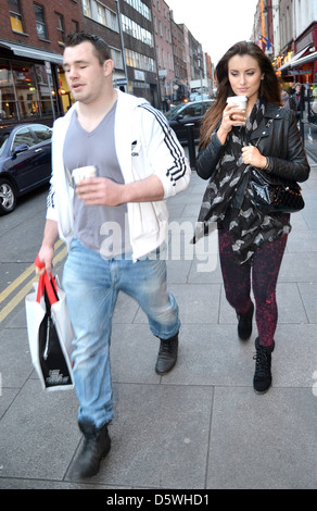 Irish Rugby player Cian Healy e la sua ragazza Miss Irlanda Holly Carpenter evitare i paparazzi camminando lungo il sud Foto Stock