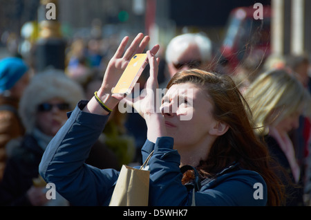 Sightseer prendendo una foto su un telefono cellulare dotato di fotocamera digitale nel centro di Londra. Foto Stock