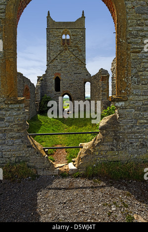 Vista dentro le rovine della chiesa di San Michele, Burrow Mump, Somerset, Regno Unito Foto Stock