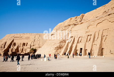 Il tempio di Hathor e Nefertari (o il piccolo tempio) con il Grande Tempio di distanza ad Abu Simbel Egitto Foto Stock