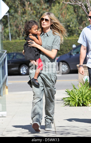 Heidi Klum e la figlia Lou Sulola sono visti insieme come loro capo alla classe di karate in Brentwood Los Angeles, California - Foto Stock