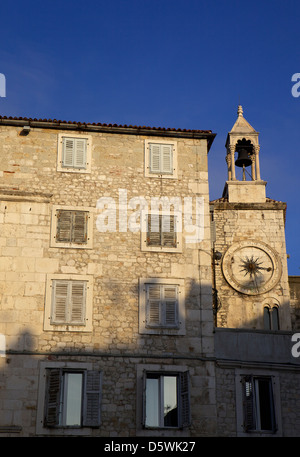 Clocktower con meridiana medievale porta di ferro in Piazza del Popolo Narodni trg, Città Vecchia, Split, Dalmazia, Croazia, Europa Foto Stock