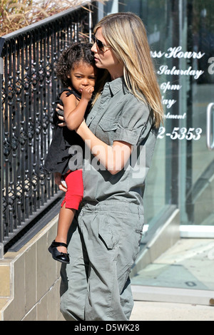 Heidi Klum e la figlia Lou Sulola sono visti insieme come loro capo alla classe di karate in Brentwood Los Angeles, California - Foto Stock