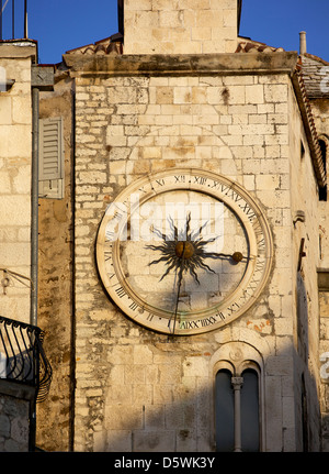 Clocktower con meridiana medievale porta di ferro in Piazza del Popolo Narodni trg, Città Vecchia, Split, Dalmazia, Croazia, Europa Foto Stock