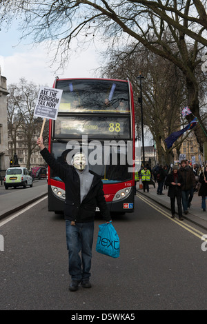 Un manifestante può contenere fino a London bus a Westminster, il 30 marzo 2013, alla campagna contro la nuova camera da letto imposta. Foto Stock