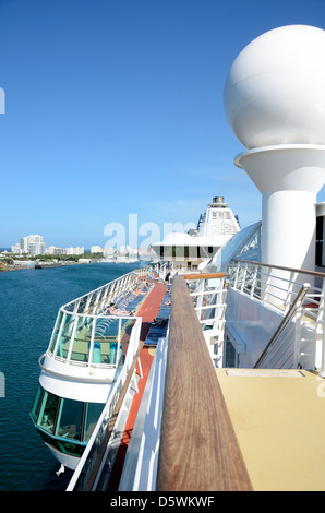 Vista laterale della nave da crociera deck. Foto Stock