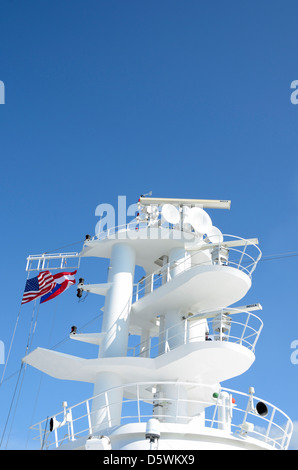 Il clacson e bandiere sul Royal Caribbean Cruise Ship. Foto Stock