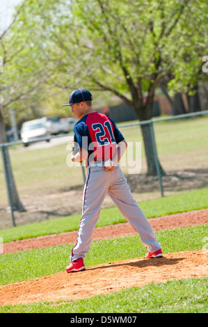 Teen lanciatore di baseball guardando la pastella. Foto Stock