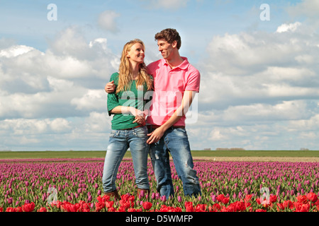 Giovane coppia felice nei campi di tulipani dai Paesi Bassi Foto Stock