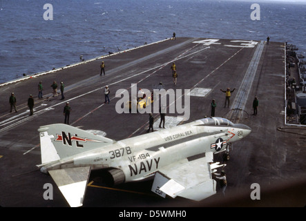 McDonnell F-4J 'Phantom II' di FS VF-194 " Red folgori' dall'USS CORAL SEA (CV-43) assegnato a (CVW-15), 1977. Foto Stock