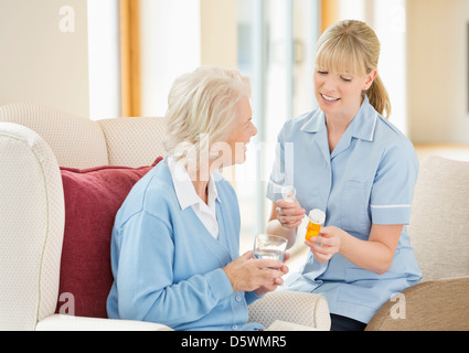 Il caregiver a parlare con la donna più anziana Foto Stock