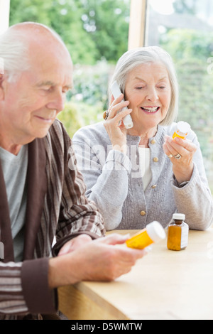 Coppia di anziani la somministrazione dei farmaci Foto Stock