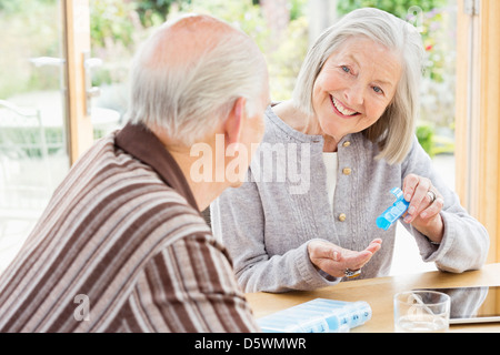 Caucasian giovane organizzazione di pillole Foto Stock