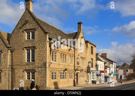 Bitter e ritorto pub ristorante di Cotswold città di Chipping Norton, Oxfordshire, Inghilterra, Regno Unito, Gran Bretagna Foto Stock