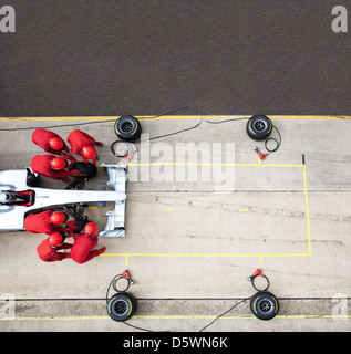 Racing team lavora al pit stop Foto Stock