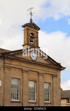 Xix secolo Municipio orologio, campana e Foxhound banderuola a Chipping Norton, Oxfordshire, England, Regno Unito Foto Stock