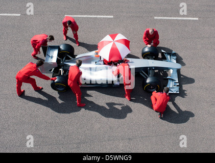 Racing team lavora al pit stop Foto Stock