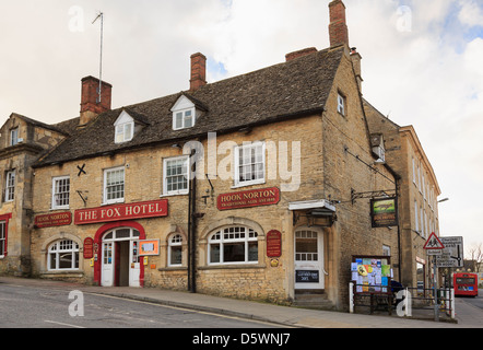 Il Fox Hotel e pub di Cotswold town center di Chipping Norton, Oxfordshire, Inghilterra, Regno Unito, Gran Bretagna Foto Stock