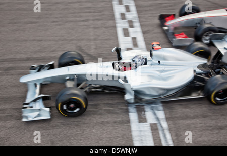 Race Car crossing traguardo sulla pista Foto Stock