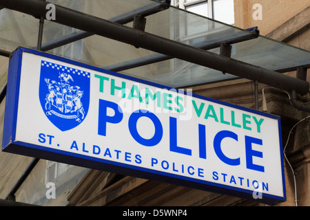 La Thames Valley Police cartello fuori St Aldates stazione di polizia in Oxford, Oxfordshire, England, Regno Unito Foto Stock