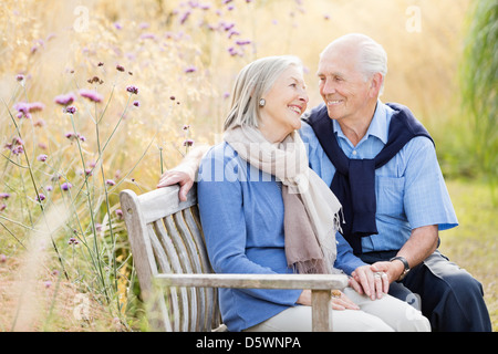 Coppia di anziani relax su una panchina nel parco Foto Stock