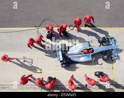 Racing team lavora al pit stop Foto Stock