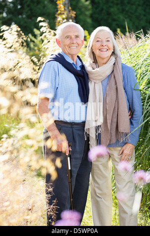 Coppia di anziani in piedi insieme all'aperto Foto Stock