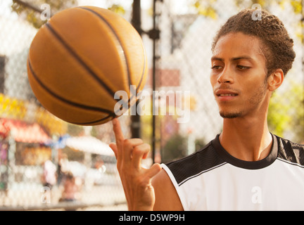 Uomo di pallacanestro di filatura sul dito Foto Stock