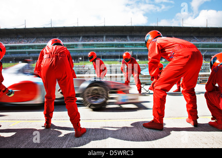 Racing team lavora al pit stop Foto Stock